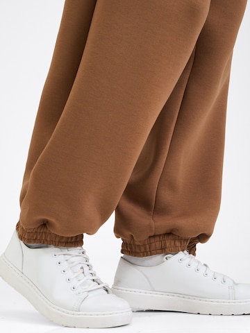 Tapered Pantaloni 'Simon' di WEEKDAY in marrone