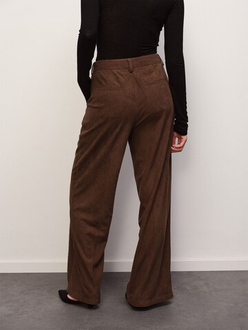 RÆRE by Lorena Rae - Loosefit Calças com vincos em castanho