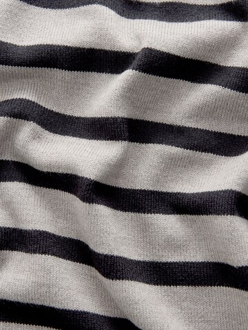 Next Pullover in Grau