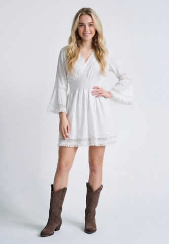 IZIA - Vestido 'Boho' en blanco