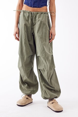 BDG Urban Outfitters Tapered Broek in Groen: voorkant