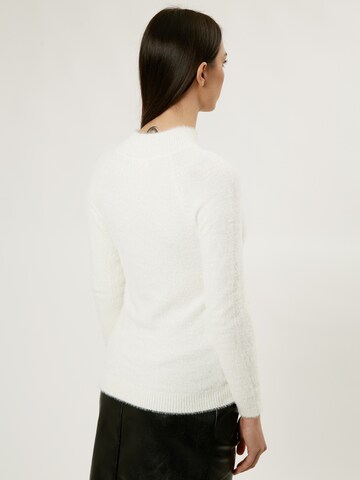 Influencer Пуловер в бяло