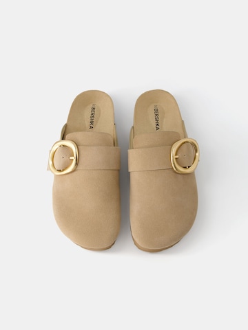 Bershka Slipper in Beige