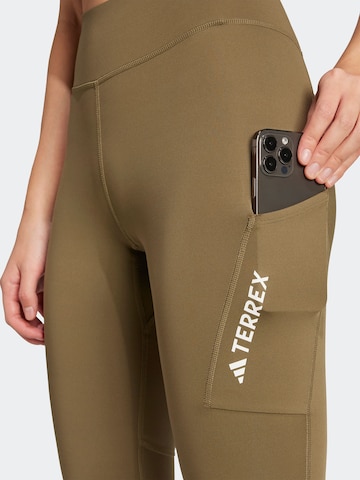 ADIDAS TERREX - Skinny Pantalón de montaña 'MT' en verde