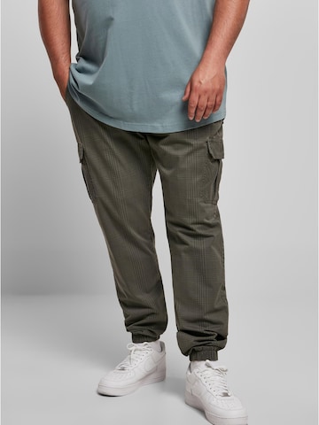 Urban Classics Tapered Cargobroek in Grijs: voorkant