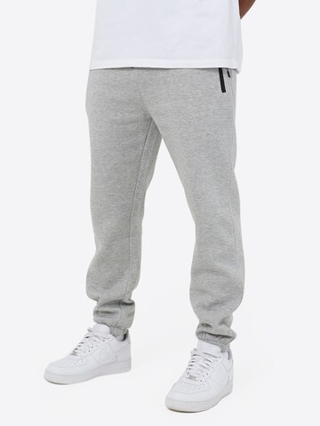 Tapered Pantaloni di BRAVE SOUL in grigio: frontale