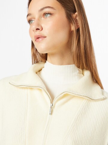 Pull-over 'Lena' Gina Tricot en blanc