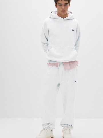 Pull&BearTapered Hlače 'STWD' - siva boja