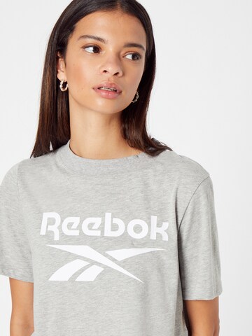 Reebok - Camiseta en gris