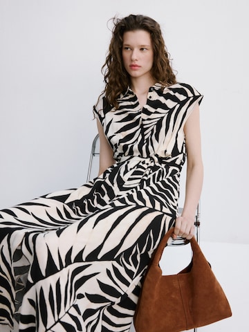 Rochie tip bluză 'Apple' de la MANGO pe negru