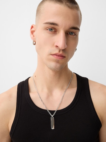 Chaîne Bershka en argent : devant