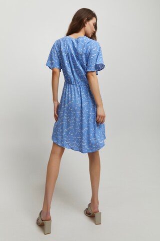 b.young - Vestido de verano en azul