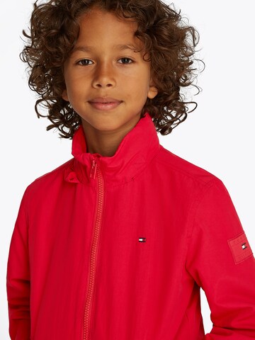 Geacă de primăvară-toamnă 'ESSENTIAL' de la TOMMY HILFIGER pe roșu
