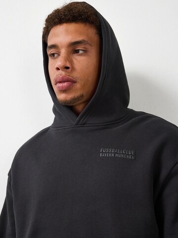 FC BAYERN MÜNCHEN Sweater in Black
