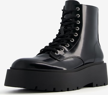 Bottines à lacets Bershka en noir : devant