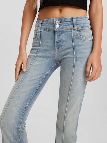 Bershka Bootcut Bandplooi jeans in Blauw