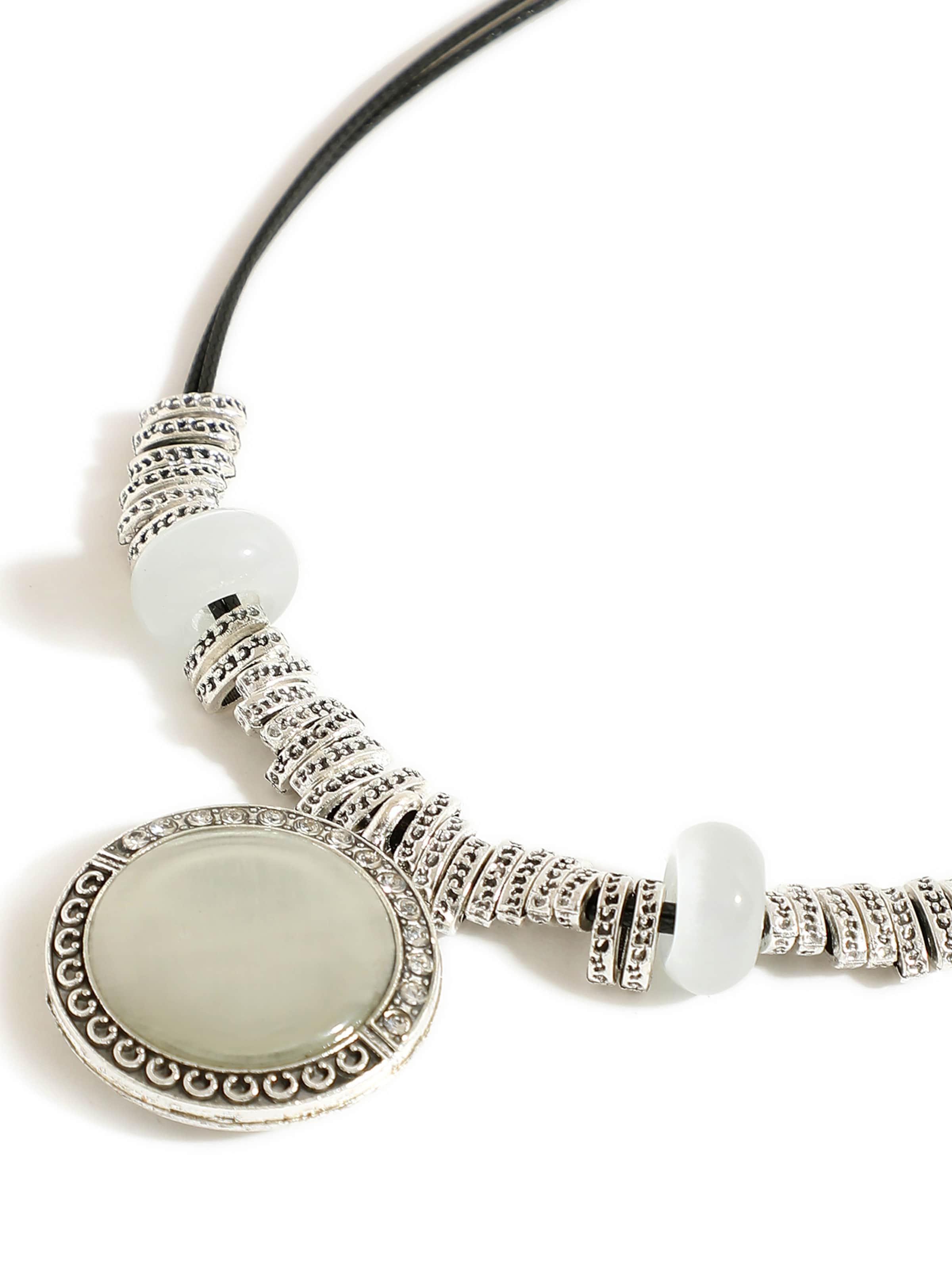 Lanțuri 'Sanoj' de la SOHI pe alb