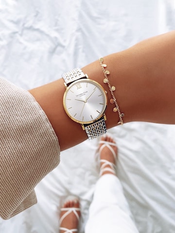 Orologio analogico di Victoria Hyde in oro