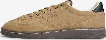Baskets basses 'The Greenwich' Tommy Jeans en marron : devant