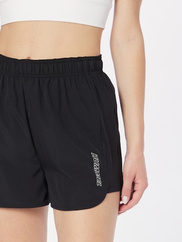 Hummel Regular Sportshorts 'VITAL' in Schwarz