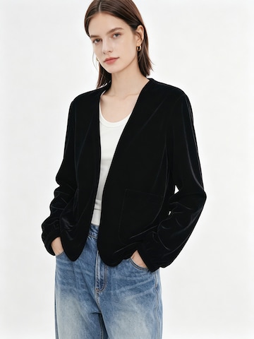 Veste mi-saison 'YOLIGEX Samtjacke Schwarz V-Ausschnitt mit Taschen' yoligex en noir : devant