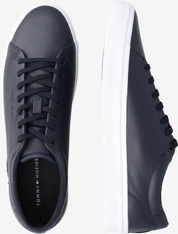 TOMMY HILFIGER Sneaker in Blau