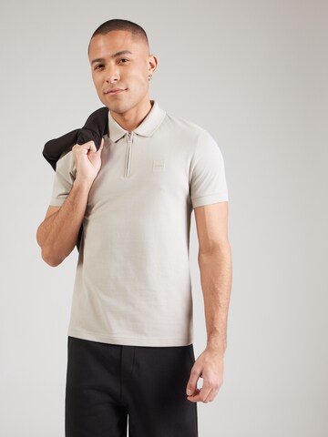 Tricou 'Passer' de la BOSS pe gri: față