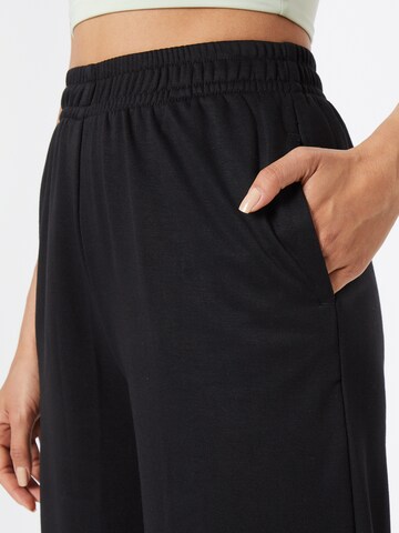 Wide leg Pantaloni 'Terry' di Urban Classics in nero