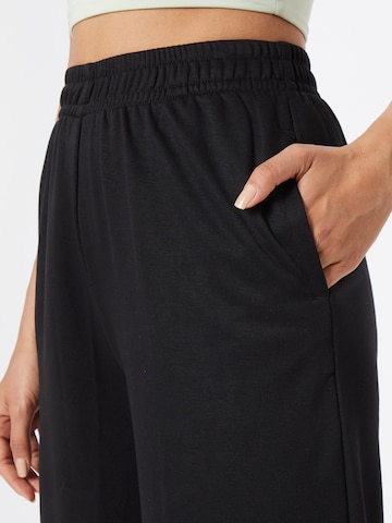 Wide leg Pantaloni 'Terry' de la Urban Classics pe negru