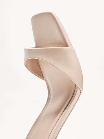Bershka Sandalen met riem in Beige