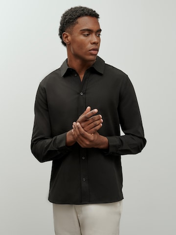 DAN FOX APPAREL Regular Fit Skjorte 'Essential' i sort: forside