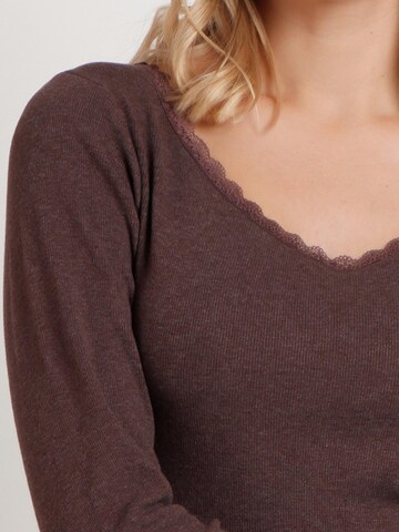 admas - Top 'Camiseta Manga Larga Romantic Rib para Mujer' en marrón