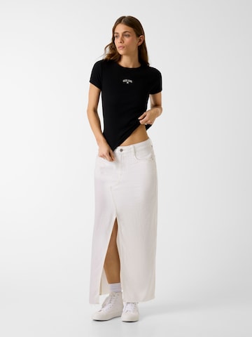 GUESS JEANS Μπλουζάκι σε μαύρο: μπροστά