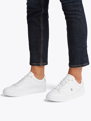 TOMMY HILFIGER Sneakers laag 'Essential Chic Court' in Wit