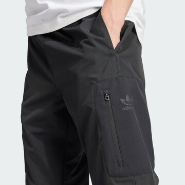 Tapered Pantaloni cargo 'UTILITY' di ADIDAS ORIGINALS in nero