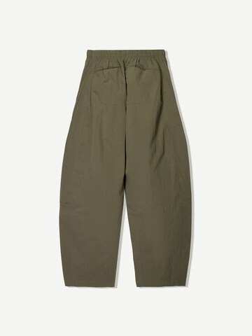 BershkaLoosefit Hlače s naborima - zelena boja
