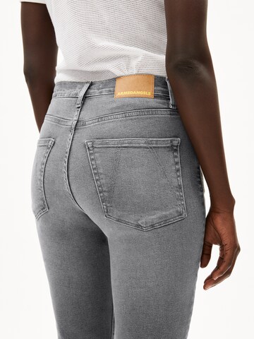 Coupe slim Jean 'Lejaani' ARMEDANGELS en gris : devant