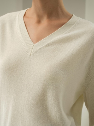 Lilysilk - Jersey 'Baby-Kaschmir Pullover mit V-Ausschnitt' en blanco