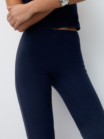 Pull&Bear Rozkloszowany krój Spodnie w kolorze niebieski