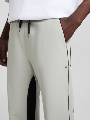 Bershka Tapered Housut värissä harmaa