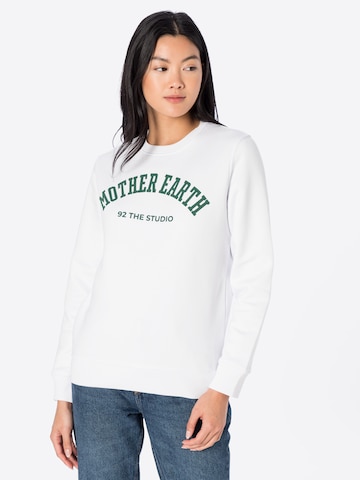 92 The Studio Sweatshirt 'Mother Earth' in Wit: voorkant