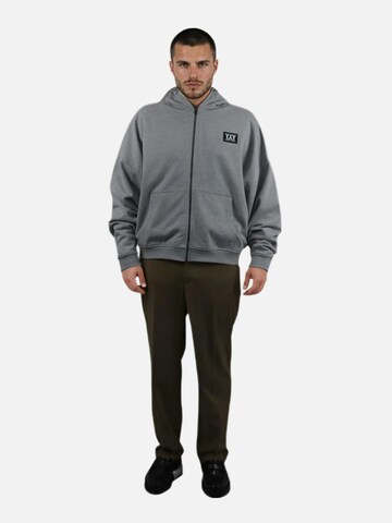 HEFTYKA Zip-Up Hoodie in Grey