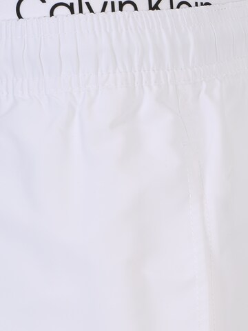 Shorts de bain Calvin Klein Swimwear en blanc