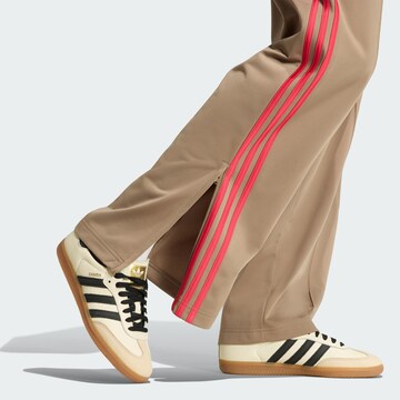 ADIDAS ORIGINALS - Perna larga Calças 'Firebird' em bege
