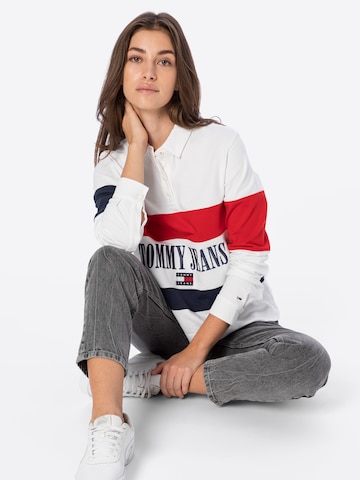 Tricou de la Tommy Jeans pe alb