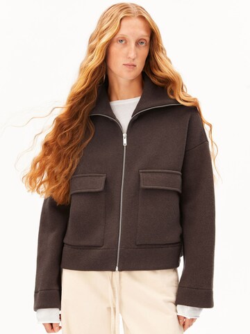Giacchetta di ARMEDANGELS in marrone: frontale