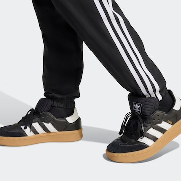 ADIDAS ORIGINALS - Loosefit Pantalón en negro