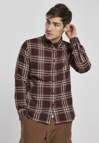 Coupe regular Chemise Urban Classics en marron : devant