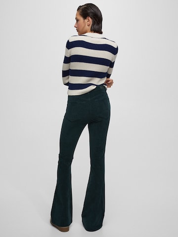 Pull&Bear Flared Jeans in Grün