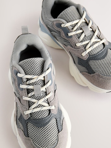 Sneaker de la Next pe gri